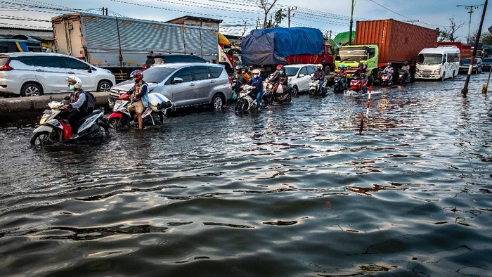 Banjir Rob Bikin Macet ke Semarang