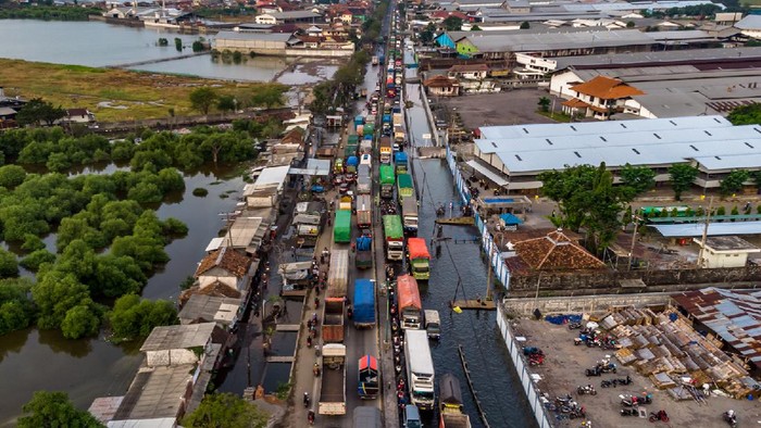 Banjir Rob Bikin Macet ke Semarang