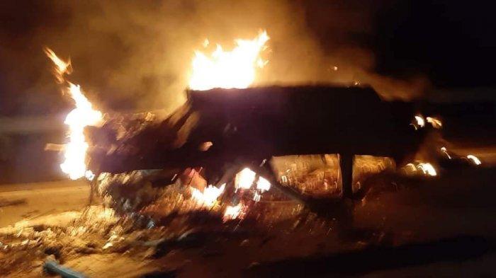 sedan mercedes benz terbakar setelah kecelakaan di km 485 ruas tol solo semarang boyolali